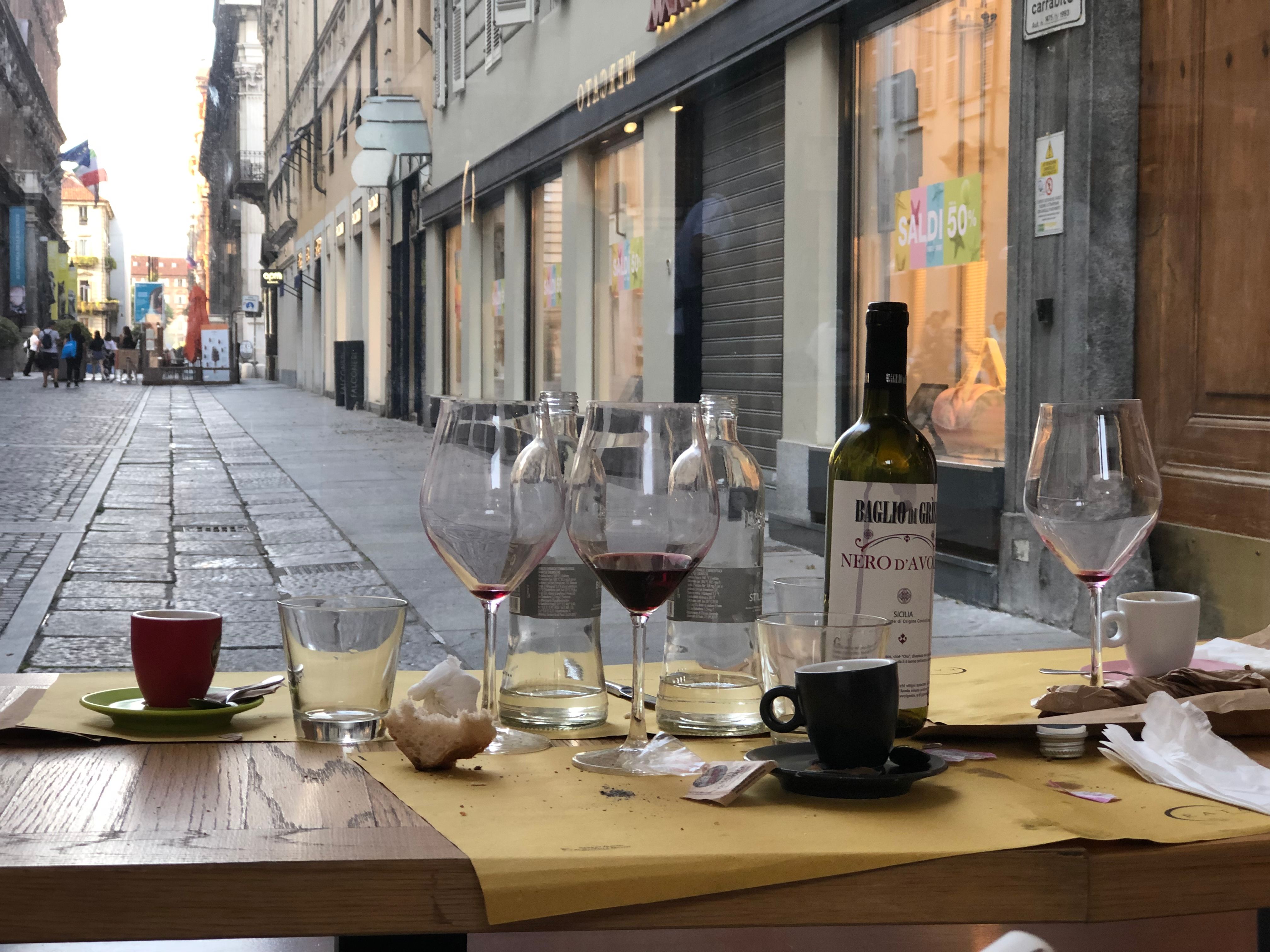 Tavola tradizionale e bicchieri di vino